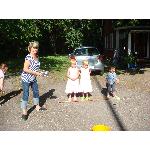 Mormor busar med Samuel och kusinerna Wilma och Felicia hemmas hos gammelmorfar Olle (2008-06-21)